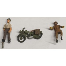 387131 Painted Triumph Motorbike & Figures (OO/HO Scale 1/87th)
