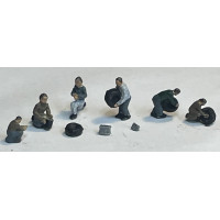 A122c 6 x Tyre Change Figures, tyre and car batteries Unpainted Kit (N Scale 1/148th)