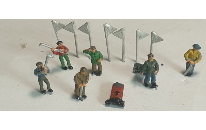 A133 6 x Golfing Figures & 2 Golf trolley Unpainted Kit (N scale 1/148th)