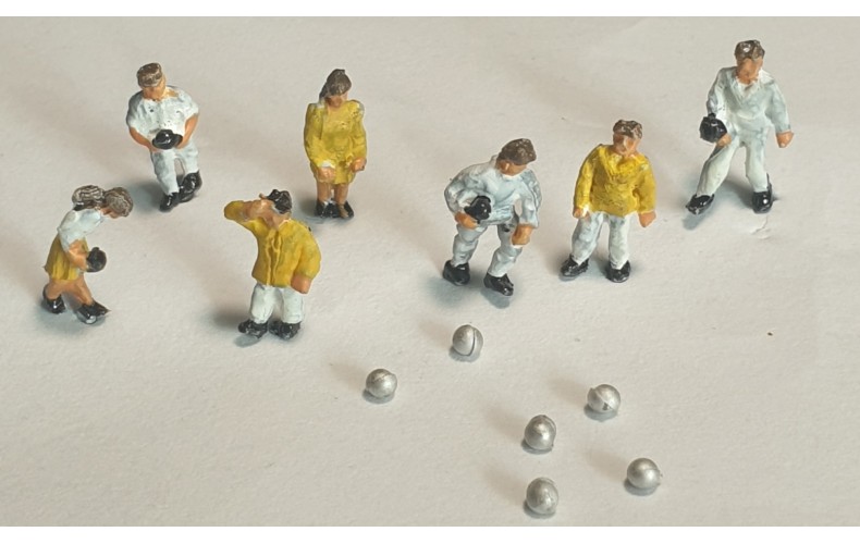 A134 7 Lawn Bowls Figures and Bowls Unpainted Kit (N scale 1/148th)