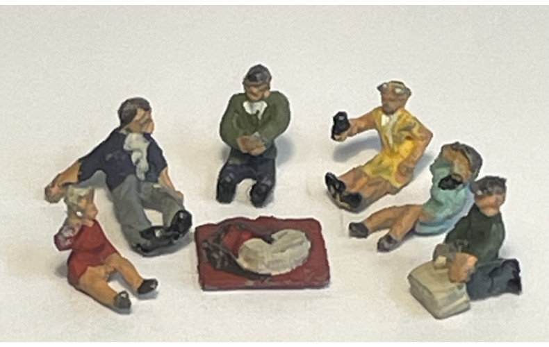 A146 6 x Picnic Lounging Figures & Blanket Unpainted Kit (N scale 1/148th) 