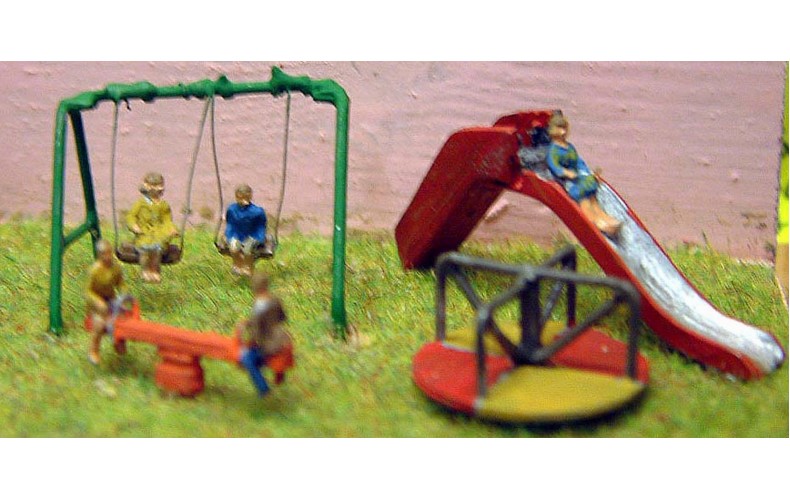 A82 Childrens Playground & figures Unpainted Kit N Scale 1:148