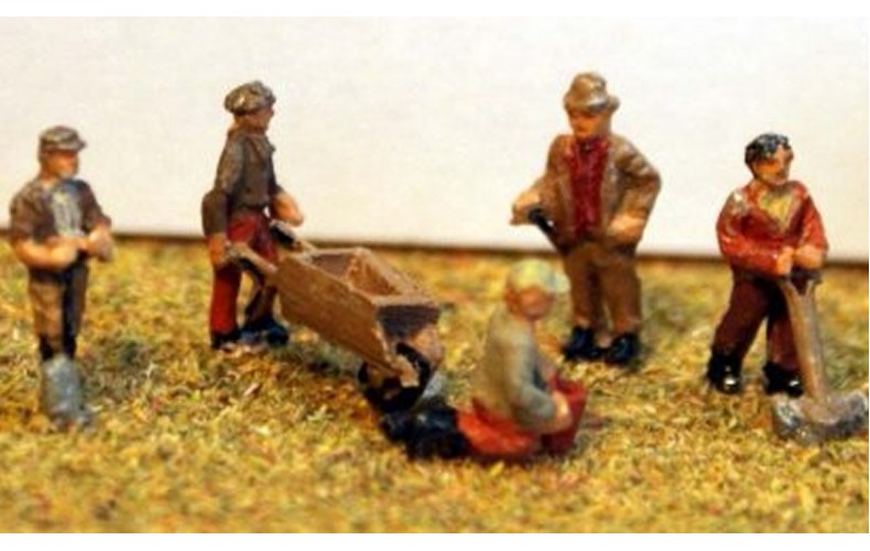 A93p Painted 5 Gardeners and equipment N Scale 1:148