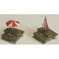 A116 2 x Pub Table/bench & Parasols ( Unpainted Kit N Scale 1:148)