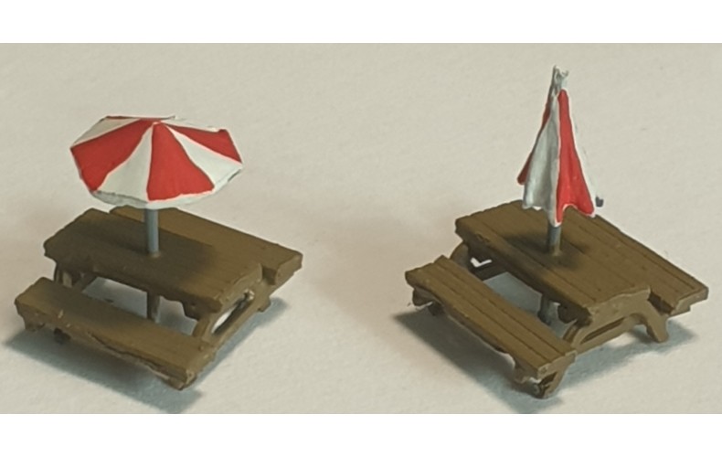 A116 2 x Pub Table/bench & Parasols ( Unpainted Kit N Scale 1:148)