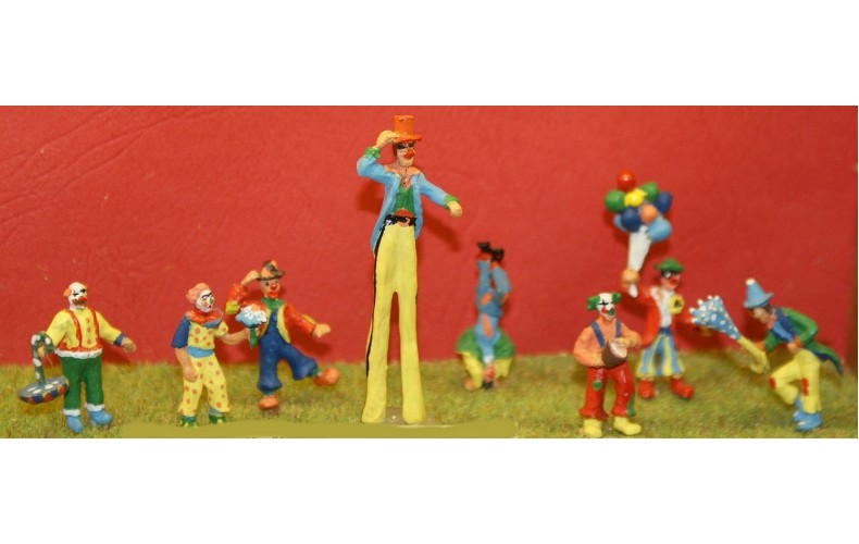CIR1 8 Clowns - assorted Unpainted Kit OO Scale 1:76 