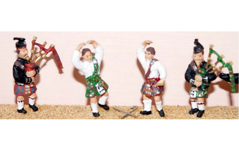 F109b 2 kilted Pipers & 2 Highland Dancers Unpainted Kit OO Scale 1:76 