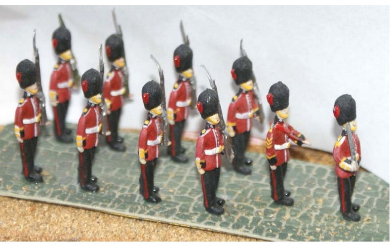 F12p Painted Marching Guards OO 1:76 Scale Model Kit