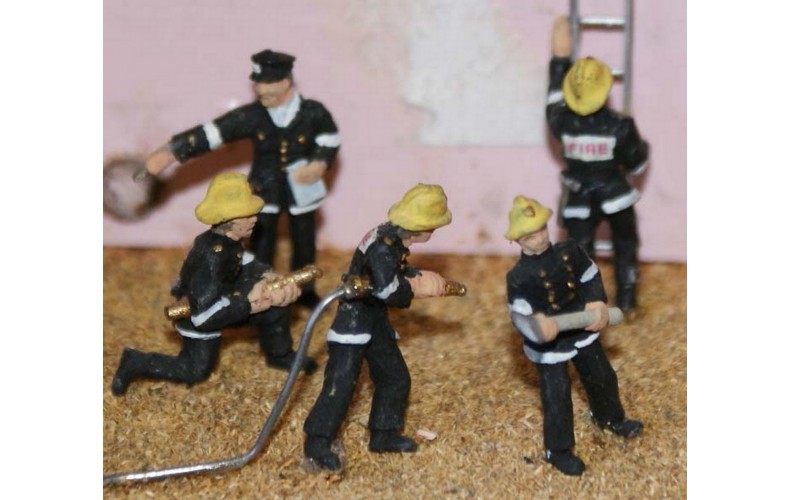 F134 5 Firemen with FIRE transfers Unpainted Kit OO Scale 1:76 