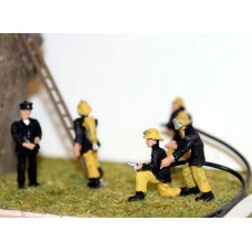 F134ap3 Painted 1970/80's Firefighters & Breathing Apperatus (black/yellow) OO 1:76 Scale Model Kit