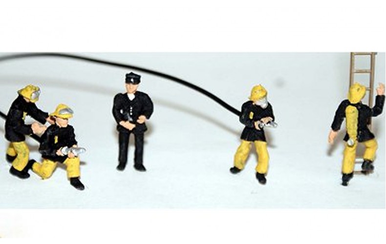 F134ap4 Painted 1970's Firefighters x 5 (OO scale 1/76th)
