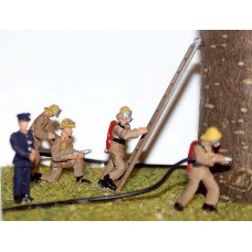 F134ap Painted Modern Firefighters with Breathing Aperatus (brown uniform) OO 1:76 Scale Model Kit