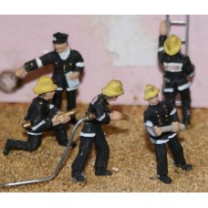 F134p Painted 5 Assorted Firemen Action Figures OO 1:76 Scale Model Kit