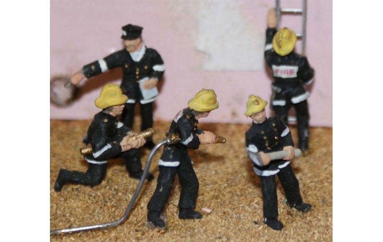 F134p Painted 5 Assorted Firemen Action Figures OO 1:76 Scale Model Kit