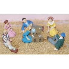 F135 6 Picnic-lounging figures Unpainted Kit OO Scale 1:76 