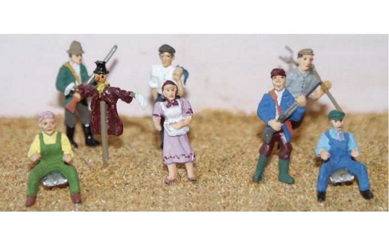 F154 8 assorted Farm figures Unpainted Kit OO Scale 1:76 