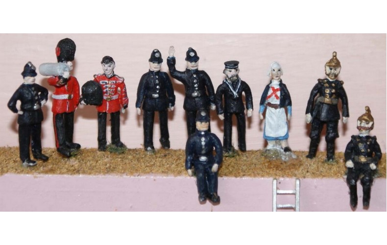 F15 10 Uniformed figures of the 1920's Unpainted Kit OO Scale 1:76 