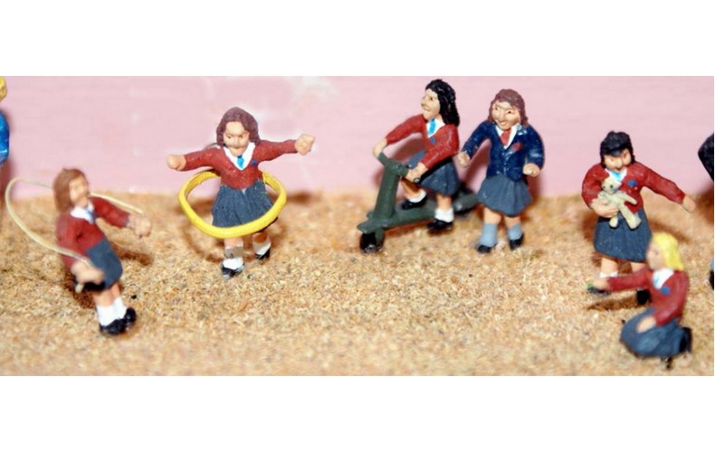 F178 6 girls playing with toys Unpainted Kit OO Scale 1:76 