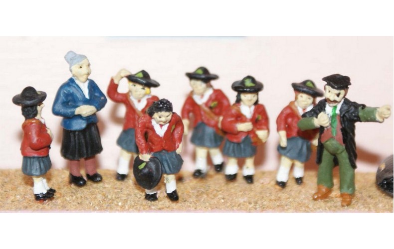 F184a Schoolgirls and teachers Unpainted Kit OO Scale 1:76 