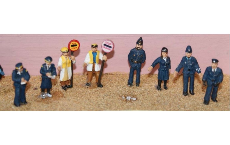 F188p Painted 8 ass Police traffic warden xing figs OO Scale 1:76