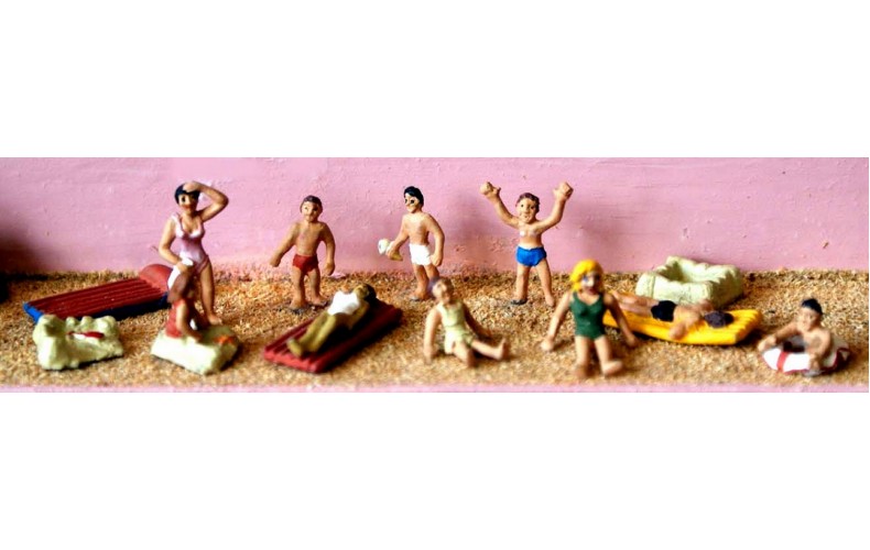 F192p Painted Beach,2 inflatable/sand castle & Ass 5 figs OO 1:76 Scale Model Kit