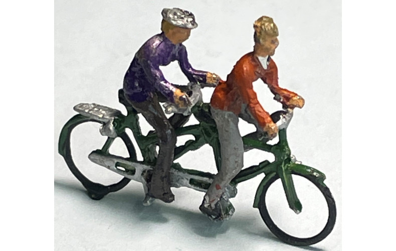 F203bp Painted Tandam Bicycle & Male/Female Riders (OO Scale 1/76th)