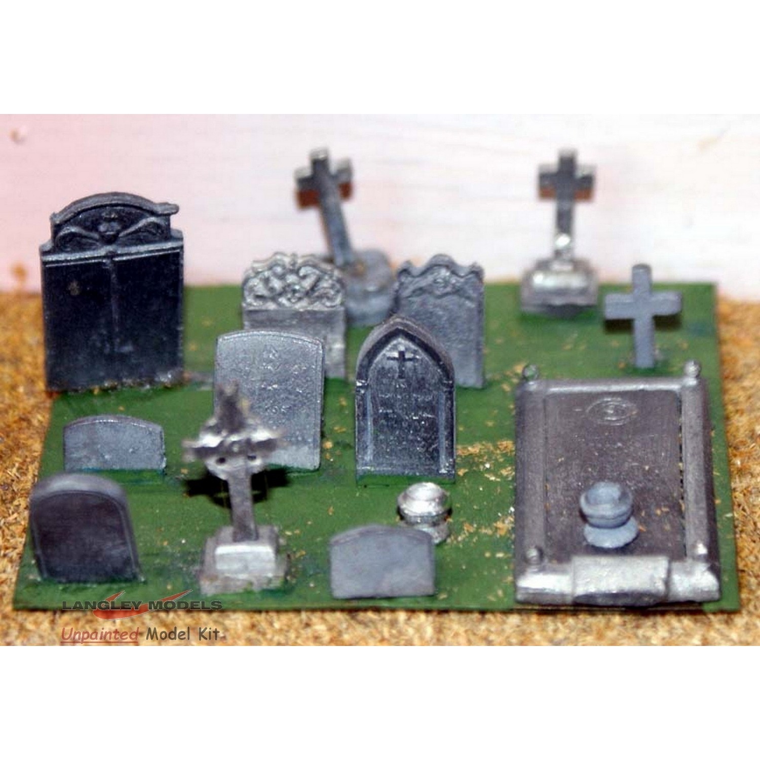 1/35 Scale Tomb stones  4 assorted Grave markers 