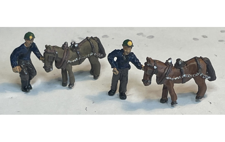 F211e 2 x Pitt Ponies (harnessed) & Handlers Unpainted Kit (OO/HO Scale 176th)