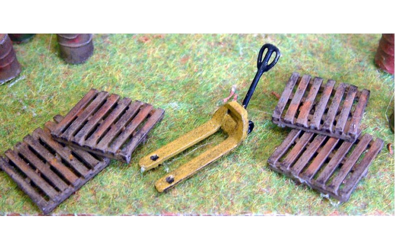 F217p Painted Pallet Truck and 4 pallets weathered OO Scale 1:76