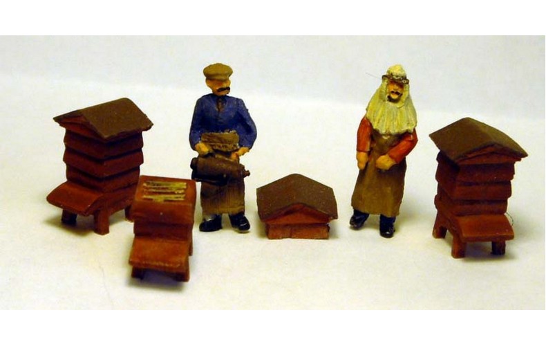 F234 Bee Hives & Beekeepers Unpainted Kit OO Scale 1:76 