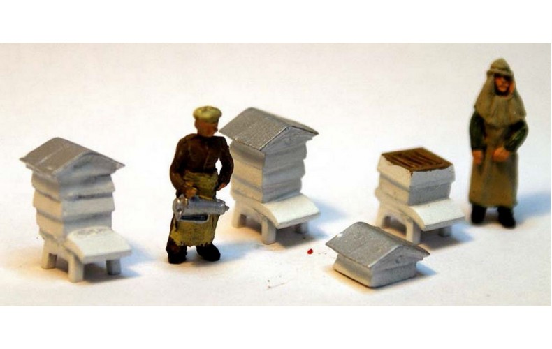 F234p Painted Beekeepers & Beehives (3 white boxes) OO 1:76 Scale Model Kit
