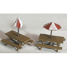 F251a 2 x Pub Tables and Parasol ( OO scale 1/76th)