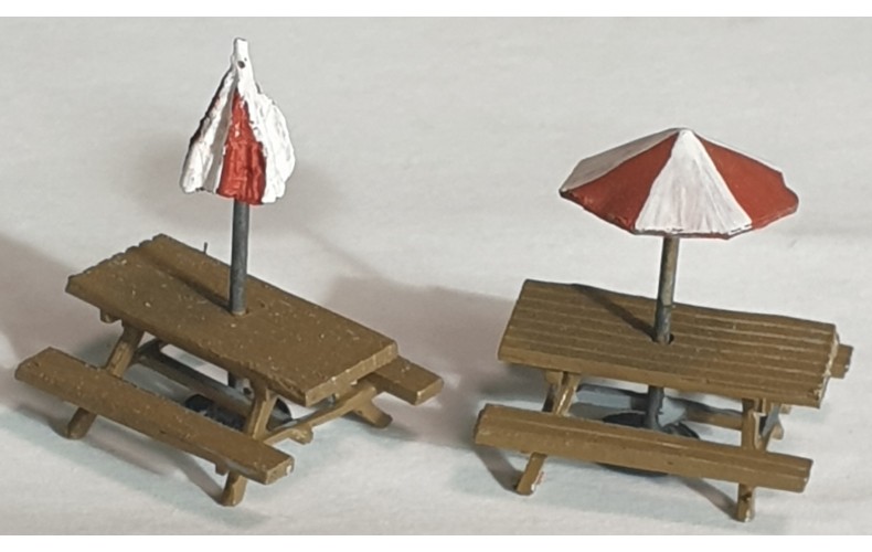 F251a 2 x Pub Tables and Parasol ( OO scale 1/76th)