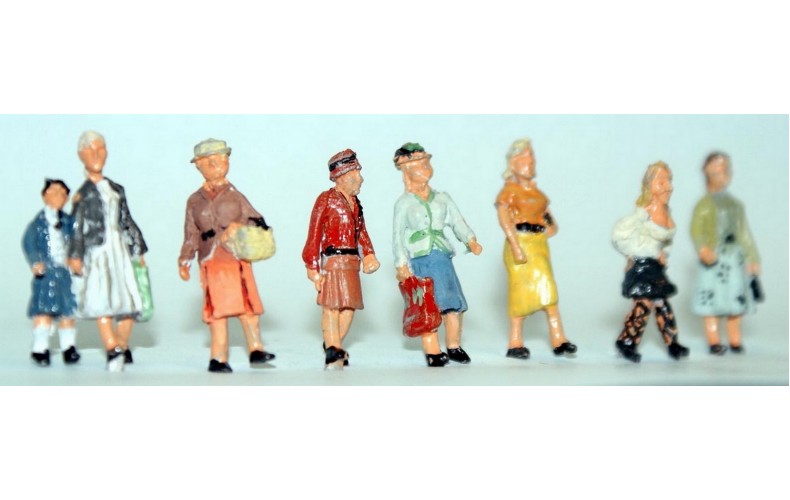 F257 8 assorted Walking Women Unpainted Kit OO Scale 1:76 