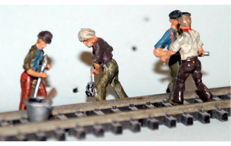 F259 4 Lineside Men digging,bolt greaser bolt tightener pair Unpainted Kit OO Scale 1:76 