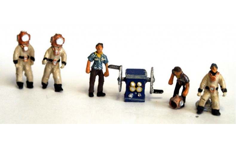 F267p Painted 3 Deepsea Divers/helpers and compressor (OO Scale 1/76th)