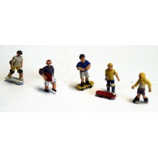 F270 6 kids, 4 with skateboards, 2 rollerskates Unpainted Kit OO Scale 1:76 