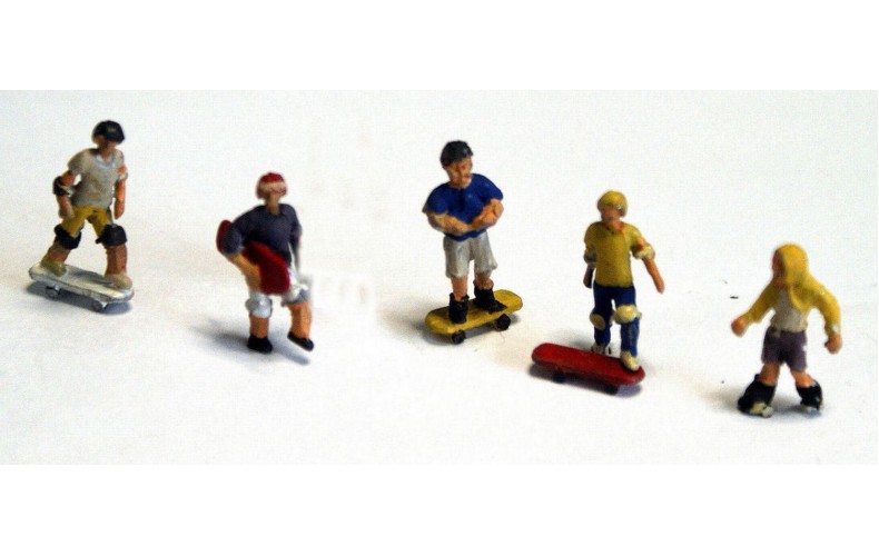 F270 6 kids, 4 with skateboards, 2 rollerskates Unpainted Kit OO Scale 1:76 