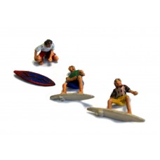 F272 3 Surfers, 2 surfing one waxing board Unpainted Kit OO Scale 1:76 