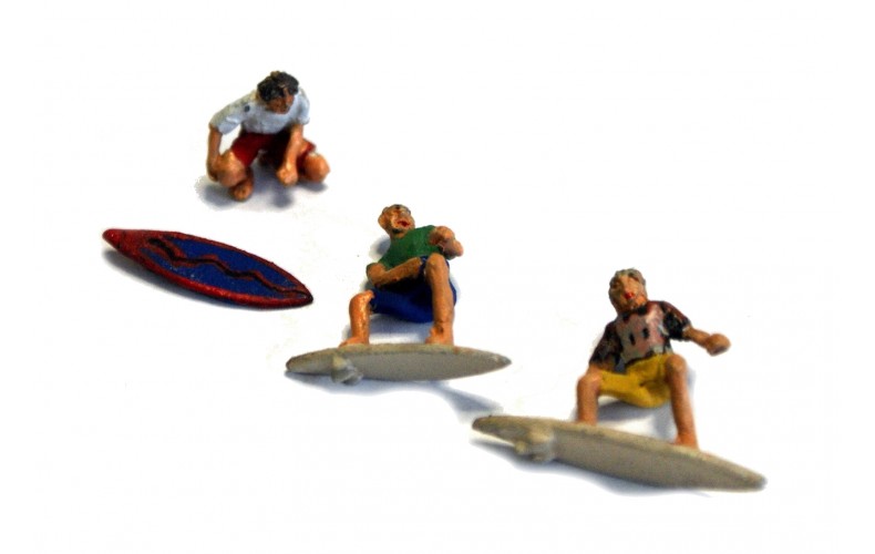 F272 3 Surfers, 2 surfing one waxing board Unpainted Kit OO Scale 1:76 