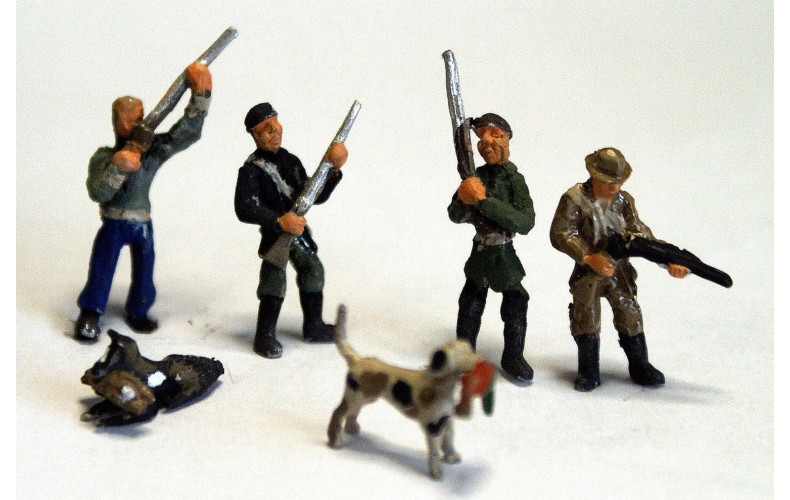 F273 4 Hunting figs & 2 'gun dogs' with pheasant Unpainted Kit OO Scale 1:76 