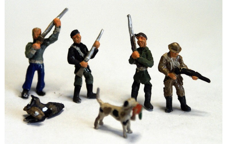 F273p Painted Hunters (4) and gun dogs (2) OO 1:76 Scale Model Kit