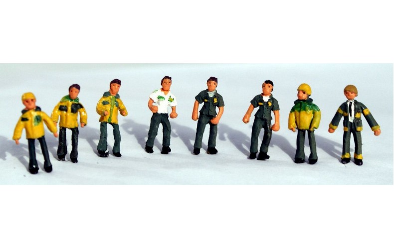 F275 8 Assorted Ambulance/Paramedics  Unpainted Kit OO Scale 1:76 