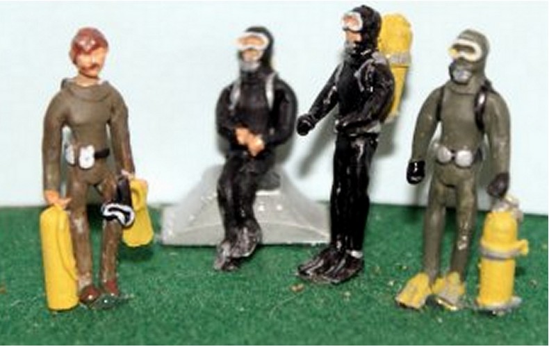 F290 Scuba Divers / frogment x 4 Unpainted Kit OO Scale 1:76 
