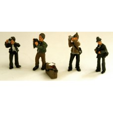 F295 4 Photographer Figures & Camera Box Unpainted Kit OO Scale 1:76 