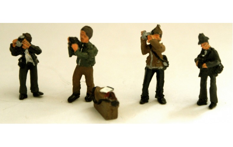 F295 4 Photographer Figures & Camera Box Unpainted Kit OO Scale 1:76 