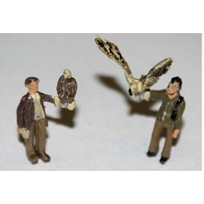 F305 2 x falconer figure and Birds of Prey  Unpainted Kit OO Scale 1:76 