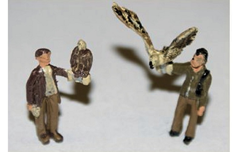 F305 2 x falconer figure and Birds of Prey  Unpainted Kit OO Scale 1:76 