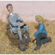 F306 Early Shoe Shine Fig and Gent on seat Unpainted Kit OO Scale 1:76 
