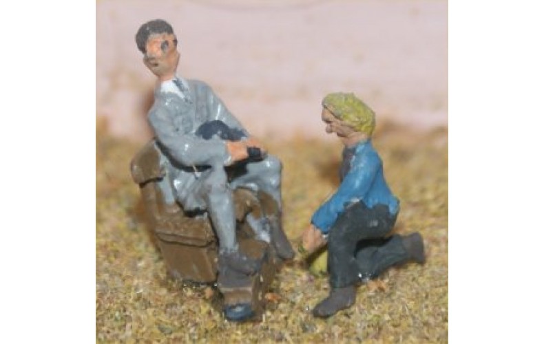 F306 Early Shoe Shine Fig and Gent on seat Unpainted Kit OO Scale 1:76 